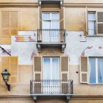 La facciata di un elegante palazzo con balconi nella città di Cuneo, Piemonte. Molti palazzi del centro appartennero un tempo alle famiglie benestanti.

