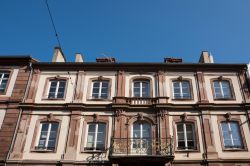 La facciata di un palazzo signorile nel centro di Haguenau, Alsazia (Francia).
