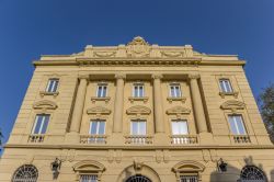 La facciata di un palazzo storico nella cittadina di Vitoria Gasteiz, Spagna.

