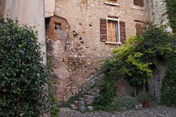 La facciata di un vecchio edificio in pietra a Bardolino, provincia di Verona, Veneto.
