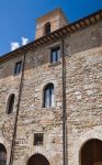 La facciata in laterizio di un palazzo storico nel centro di Montefalco, Umbria.