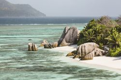 La famosa Anse Source d'Argent a La Digue, Seychelles. L'acqua turchese, la spiaggia bianca sabbiosa e le imponenti rocce granitiche ne fanno una delle spiagge più fotografate ...