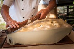 La famosa focaccia di Recco, specialità gastronomica, Genova, Liguria.  Farina di grano tenero, olio extra vergine di oliva italiano, acqua, sale e farcitura di formaggio: ecco gli ...