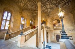 La famosa scalinata del Christ Church College di Oxford, Inghilterra. Situata all'ingresso della sala da pranzo, è conosciuta anche per essere stata ritratta nei film della serie ...