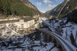 La ferrovia del San Gottardo nei pressi di Goschenen (Svizzera), in inverno - © Maria_Janus / Shutterstock.com