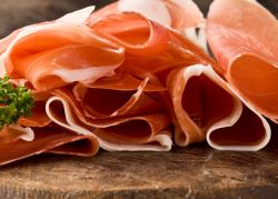 Il prosciutto crudo friulano è uno dei protagonisti della Festa del prosciutto a Sauris in Friuli Venezia Giulia