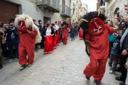 La festosa processione del Ballo dei Diavoli in centro a Prizzi in Sicilia - © Lucky Team Studio / Shutterstock.com