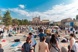 La Fiera delle Grazie a Curtatone con i Madonnari che disegnano con i gessetti le Madonne sulla piazza - © freevideophotoagency / Shutterstock.com