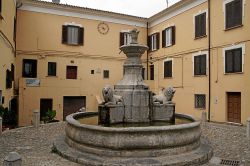 La Fontana dei Leoni in centro a Cassano allo Ionio in Calabria - © Mboesch - CC BY-SA 4.0, Wikipedia