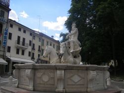 La Fontana del Nettuno in centro a Conegliano in Veneto - © Szeder László, GFDL, Wikipedia