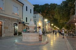 La fontana di acqua potabile di Goiko Shishkovich nella zona pedonale di Trebinje (Bosnia Erzegovina) al crepuscolo - © ollirg / Shutterstock.com