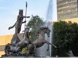 La fontana di Nettuno nel cuore di Monterrey, Messico. La Fuente de Neptuno si trova a nord di Padre Mier e rappresenta Nettuno che conduce un carro inseguito da donne svestite.



