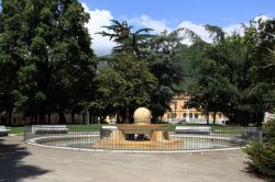 La Fontana di Piazza D'Armi  con la Pietra galleggiante di Kenneth Davis a Carrara
