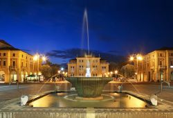 La fontana di Piazza dei Caduti, Mogliano Veneto, by night - © Shevchenko Andrey / Shutterstock.com