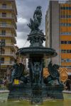 La fontana in piazza Georgiou nella città di Patrasso, Grecia. La ninfa sulla sommità simboleggia la giovinezza - © Pit Stock / Shutterstock.com