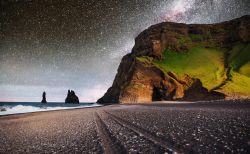 La formazione rocciosa Reynisdrangar sulla spiaggia nera di Reynisfjara, Islanda. Nei pressi di Vik i Myrdal, i faraglioni di Reynisdrangar si trovano a breve distanza dalla costa e sono scogli ...