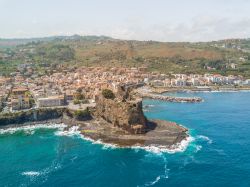 La fortezza costiera di Aci Castello sulla costa orientale della Sicilia - © Wead / Shutterstock.com
