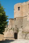 la fortezza di Capestrano: il Castello Piccolomini in Abruzzo
