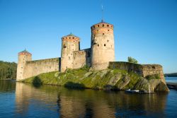 La fortezza di Olavinlinna fotografata al tramonto in agosto, Savonlinna (Finlandia). Fu dedicato a Olaf, santo norvegese vissuti nell'XI° secolo.
