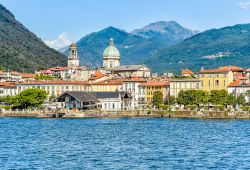 La frazione di Intra, Verbania, vista dal lago Maggiore in una giornata di sole (Piemonte).



