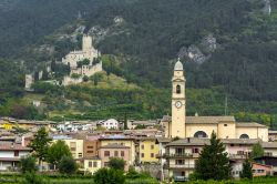 La frazione di Sabbionara. Sullo sfondo il Castello di Avio in Trentino
