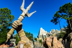 La furia di Poseidone al parco Island of Adventure di Orlando, Florida - Il tridente di Poseidone, dio del mare e dei terremoti della mitologia greca, al parco tematico di Orlando © Hattanas ...