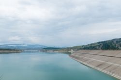 La grande diga di Monte Cotugno una delle grandi opere idrauliche della Basilicata. - © maserrac / Shutterstock.com