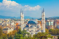 La grande moschea di Tirana, Albania. I 4 minareti s'innalzano per 50 metri. 

