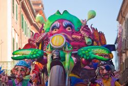 La grande parata di carri allegorici del Carnevale di Chivasso in Piemonte - © Marcella Miriello / Shutterstock.com