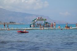 La grande passerella sul mare della Baia di Cornino, permette di superare un tratto di rocce scivolose e tuffarsi nel mare cristallino senza pericoli. Sullo sfondo la piattaforma per i tuffi. ...