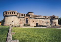 La grande Rocca Sforzesca di Imola, una delle attrazioni da non perdere della città della Romagna - © Giorgio Morara / Shutterstock.com