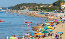 La grande spiaggia di Follonica in Toscana: presenta stabilimenti balneari e tratti liberi - © Antonio Gravante / Shutterstock.com