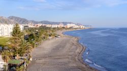 La grande spiaggia di Nerja, Playa El Playazo in Andalusia, Spagna