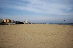 La grande spiaggia di Punta Marina nel ravennate, riviera romagnola - © Gianni Careddu, CC BY-SA 4.0, Wikipedia