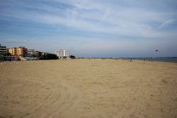 La grande spiaggia di Punta Marina nel ravennate, riviera romagnola - © Gianni Careddu, CC BY-SA 4.0, Wikipedia