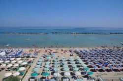 La grande spiaggia di San Mauro Mare, fotografata dal prestigioso Hotel Internazionale - © www.internazionalehotel.com