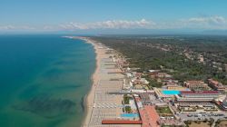 La grande spiaggia di Tirrenia in provincia di Pisa, Toscana