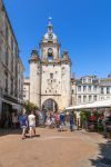 La grande torre dell'orologio a La Rochelle, Francia. La costruzione risale al periodo fra il XVII° e XVIII° secolo - © Valery Rokhin / Shutterstock.com