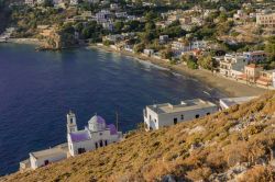 La graziosa spiaggia di Kantouni dall'alto: siamo sull'isola di Kalymnos nel Mare Egeo (Grecia).
