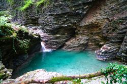 La Grotta Azzura a Mel, provincia di Belluno. Nascosto nei boschi della Valbelluna, questo luogo si trova fra il castello di Zumelle e l'abitato di Villa.
