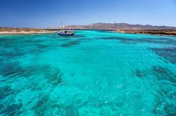 La laguna blu nell'isolotto di Tigani fra Paros e Antiparos, Grecia, con la sua acqua trasparente e cristalina.




