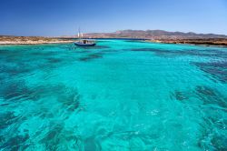 La laguna blu nell'isolotto di Tigani fra Paros e Antiparos, Grecia, con la sua acqua trasparente e cristalina.




