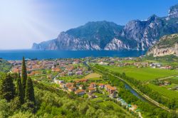 La località turistica di Torbole sul lago di Garda, Trentino Alto Adige. Grazie alla presenza delle montagne alle spalle e all'azione termoregolatrice del lago, questo territorio ...