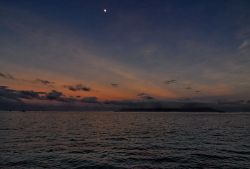 La luna nel cielo di Tahiti prima dell'alba sull'Oceano Pacifico della Polinesia Francese