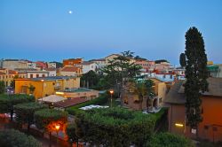 La luna sopra la cittadima di Montalto di Castro, al confine tra Lazio e Toscana