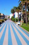 La lunga passeggiata di Albissola Marina, Savona, Liguria. Il paese è situato sulla costa della Riviera del Beigua vicino al Comune di Albisola Superiore da cui è separata dalla ...