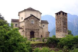 La Madonna della Guardia di Ornavasso, con l'antica torre di difesa trasformata in campanile del santuario. Siamo in  Piemonte - © Alessandro Vecchi - CC BY-SA 3.0, Wikipedia