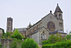 La maestosa cattedrale di Santo Stefano a Limoges, Francia. L'edificio è dominato dalla torre campanaria romanica che con la sua base larga costituisce di fatto la facciata della ...