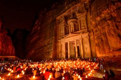 La magia notturna del Tesoro di Petra illuminato dalla fioca luce delle candele - © JPRichard / Shutterstock.com