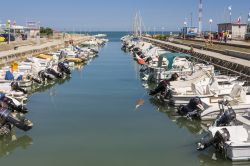 La Marina di Cattolica con imbarcazioni e turisti, Rimini, Emilia Romagna - © Michele Vacchiano / Shutterstock.com